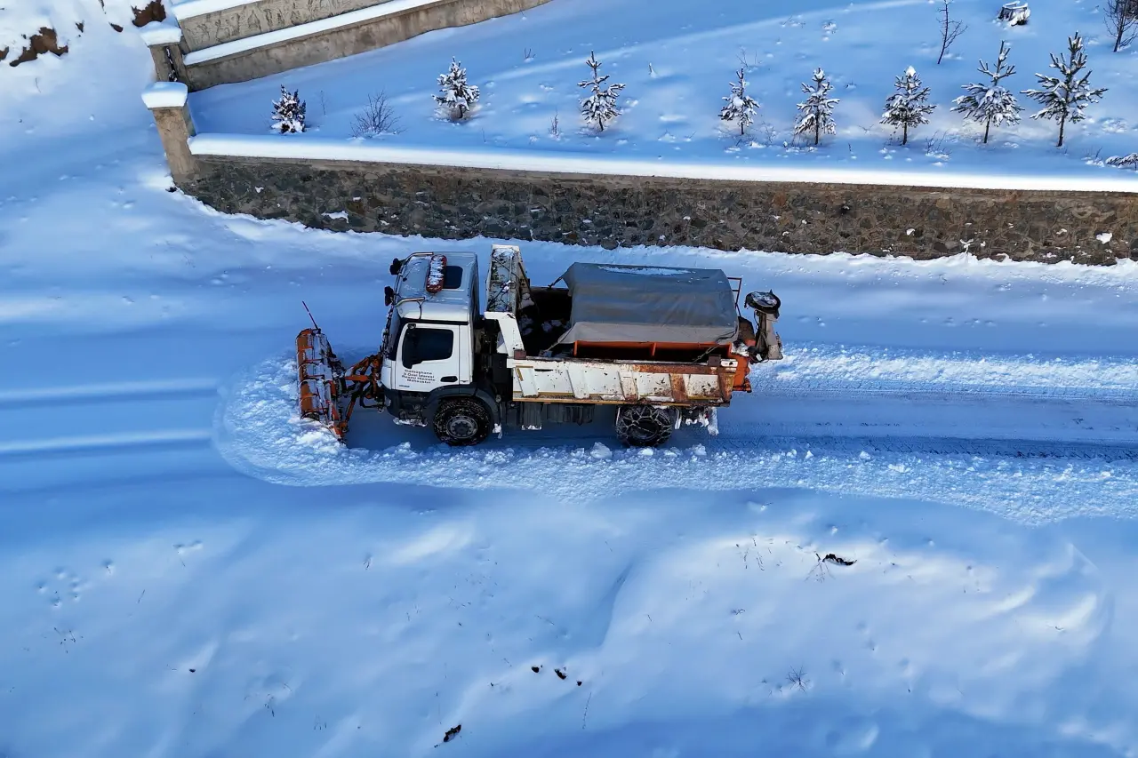 Vali Aydın Baruş kar mücadelesini 1800 metre rakımda inceledi 19
