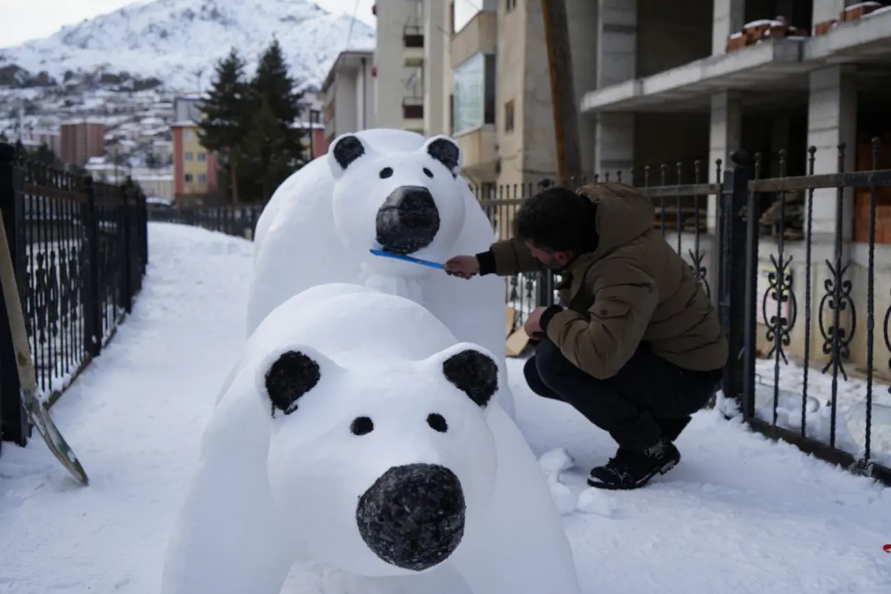 Gümüşhaneli Tır Şoföründen Kar Sanatı: Anne ve Yavru Ayı Figürü Büyük İlgi Gördü 2
