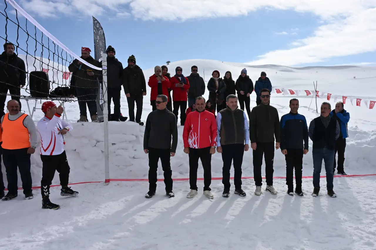 Gümüşhane’de 33. Kar Voleybolu Şenliği, Milli Futbolcu Ahmet Çalık Anısına Düzenlendi 49
