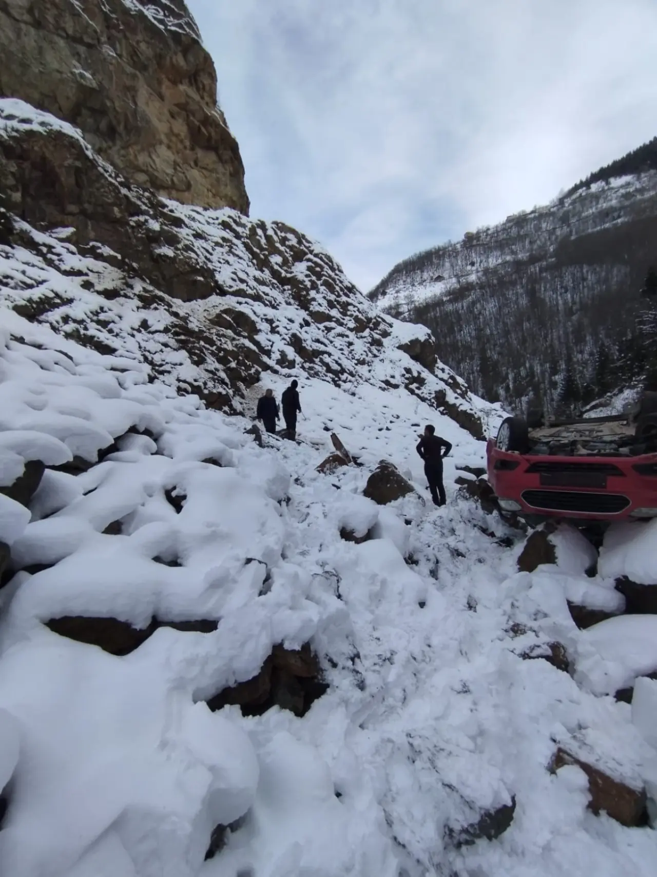Kürtün’de kamyonet dere yatağına yuvarlandı: 5 yaralı 2