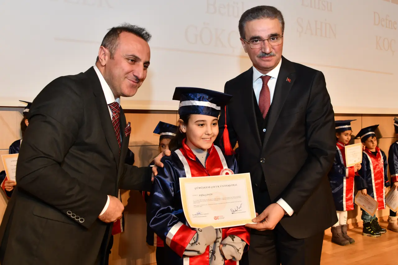 Gümüşhane'de Miniklerin Kep Atma Coşkusu: Geleceğin Bilim İnsanları Diplomalarını Aldı! 5