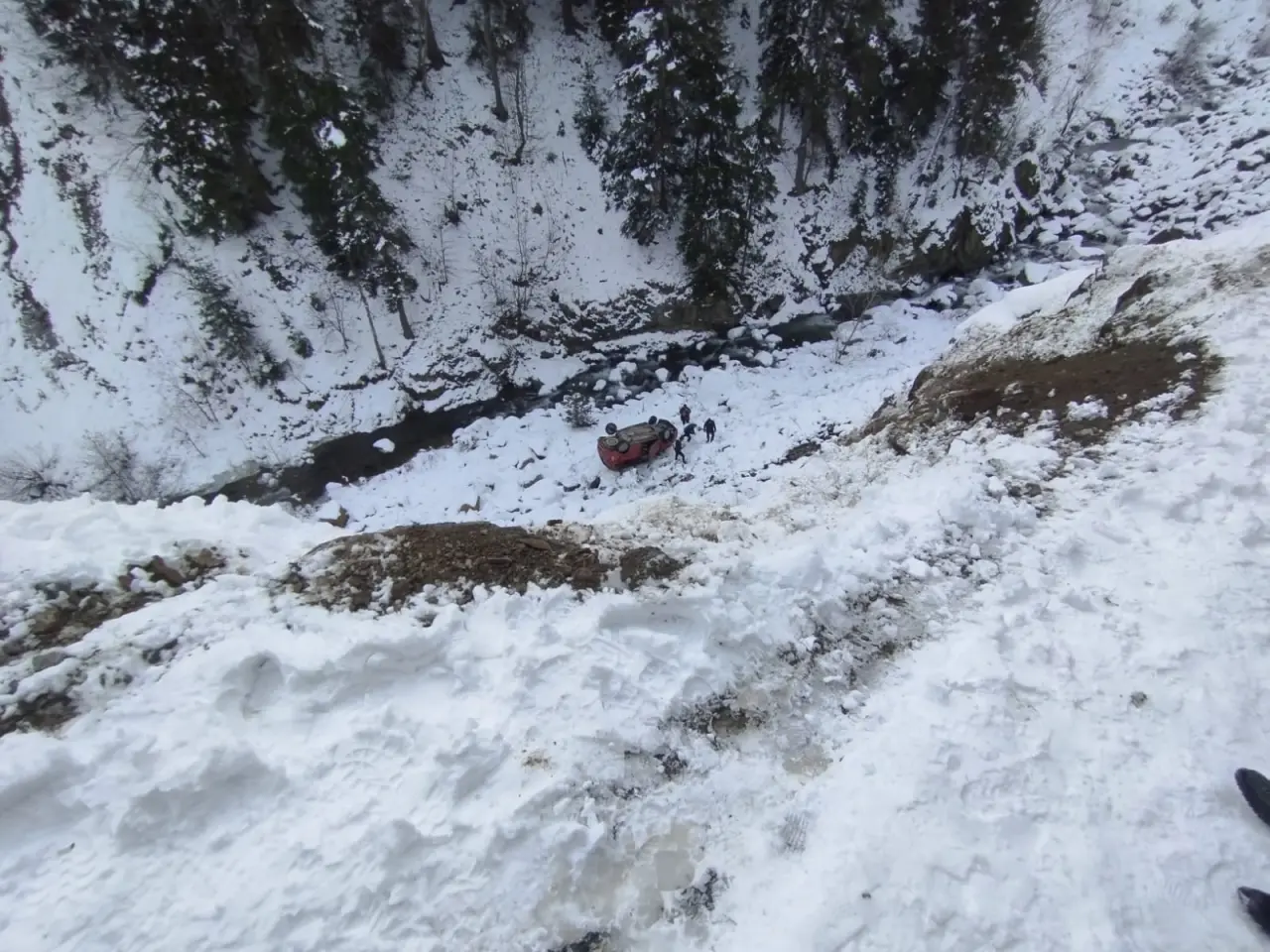 Kürtün’de kamyonet dere yatağına yuvarlandı: 5 yaralı 3