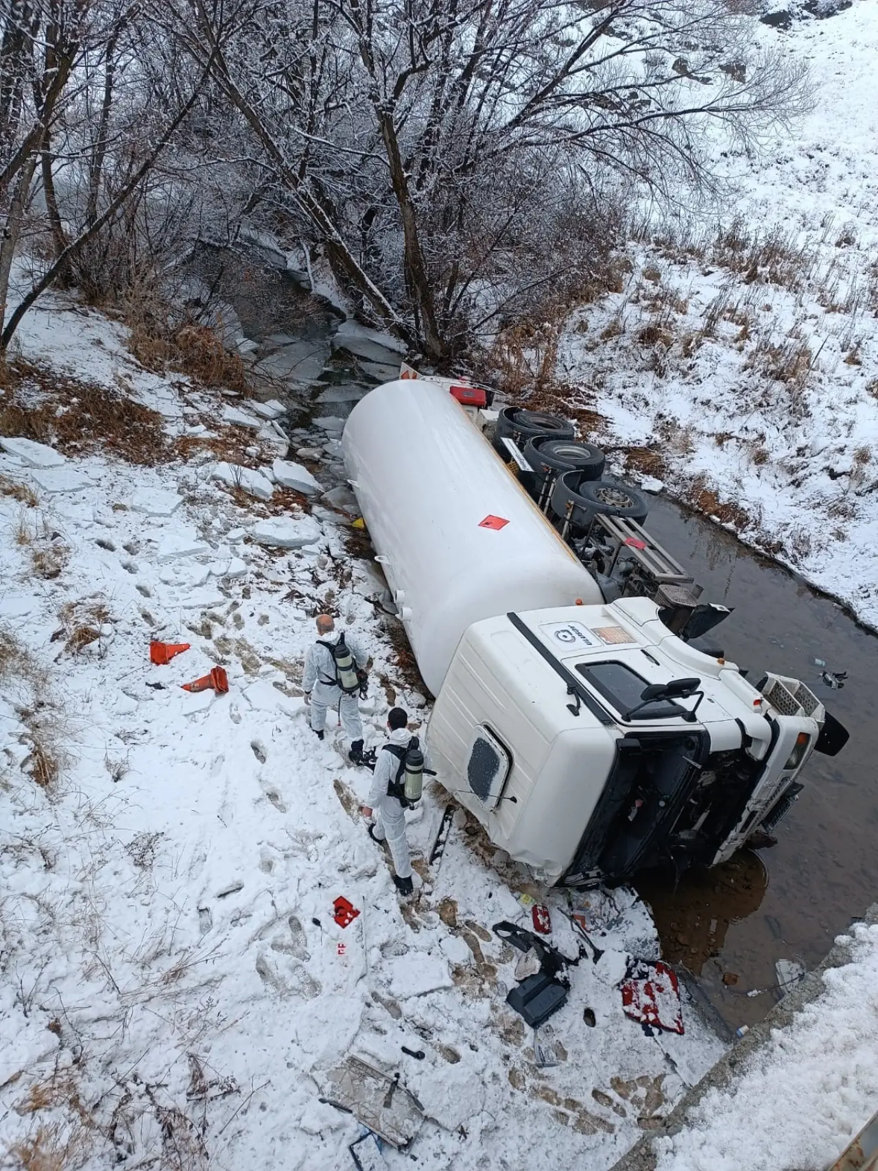 Kelkit-Erzincan yolunda korku dolu anlar! LPG yüklü tanker dereye uçtu 2