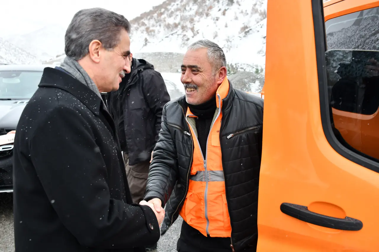 Gümüşhane’de kar nöbeti: Vali Baruş ekiplerle bir araya geldi 5