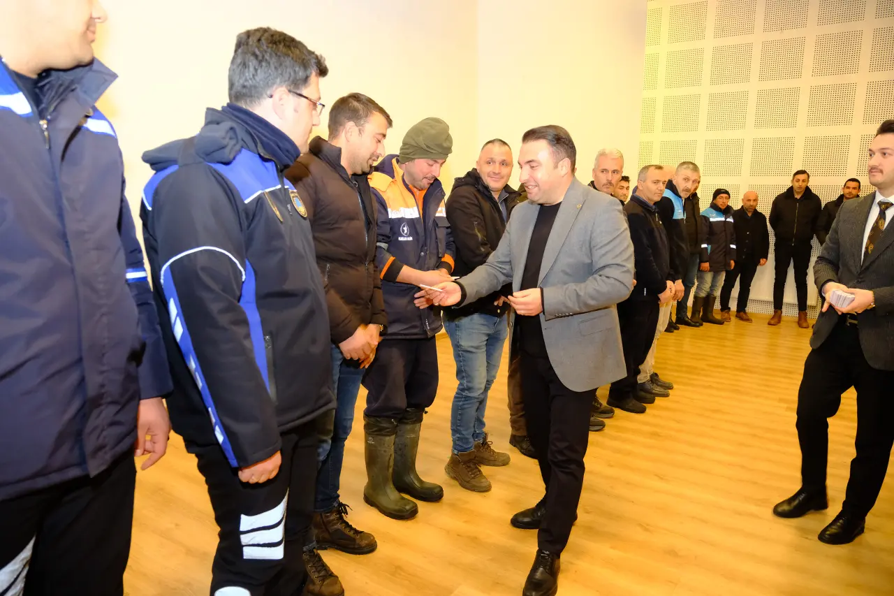 Başkan Kara kesenin ağzını açtı! Bir maaş ikramiye ve alışveriş çeki... 6