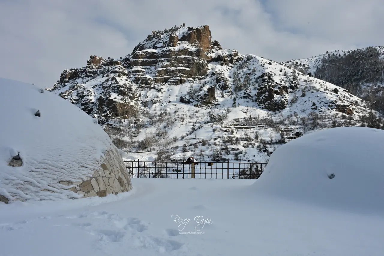 Gümüşhane’de Kar Yağışı Görsel Şölene Dönüştü: Zirveler ve Tarih Beyaza Büründü 20