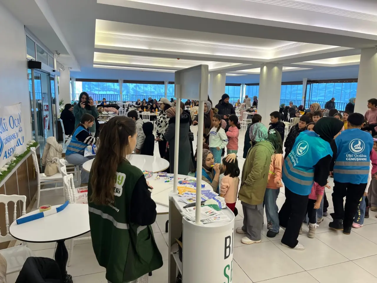 Gümüşhane’de Çocuklar Bu Programda Coştu! Karne Hediyeleri ve Eğlence Bir Arada 26