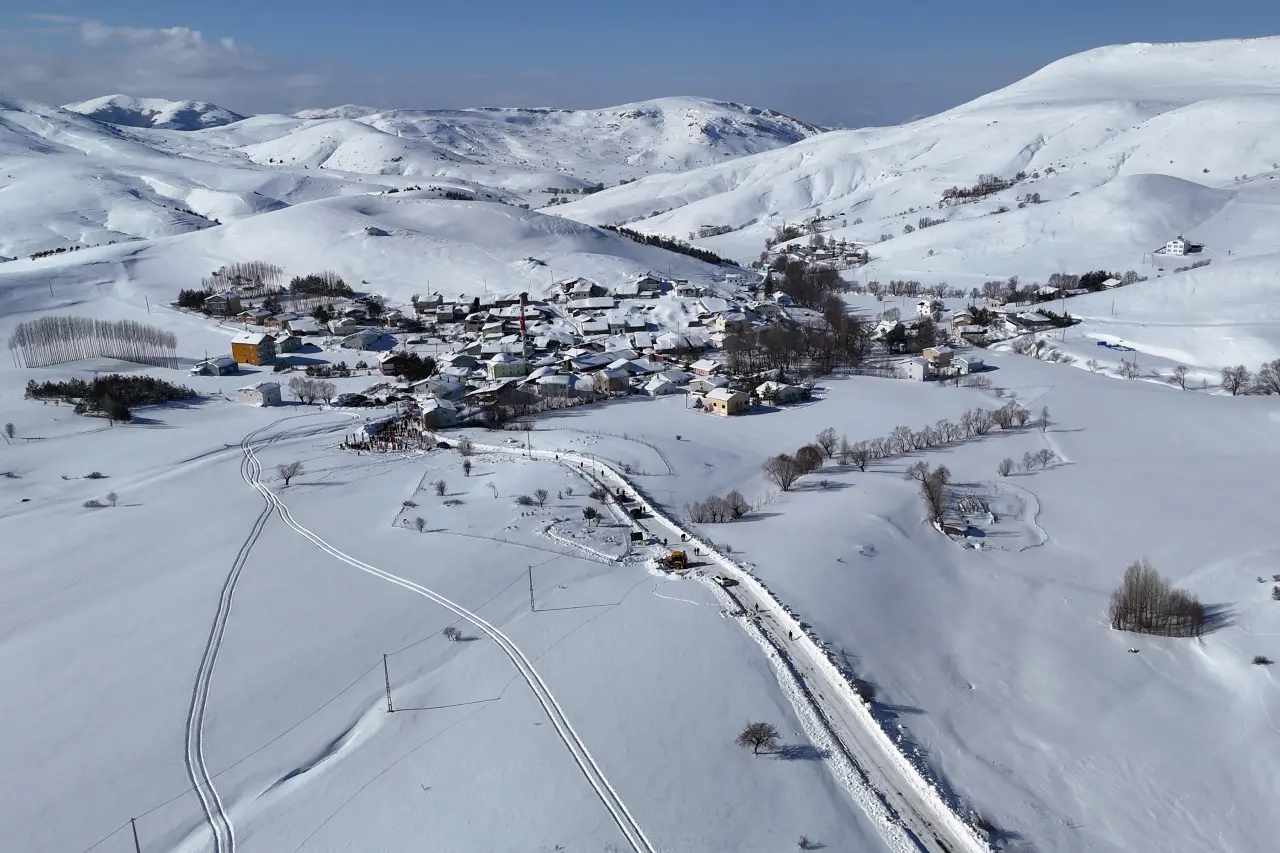 Gümüşhane’de 33. Kar Voleybolu Şenliği, Milli Futbolcu Ahmet Çalık Anısına Düzenlendi 10