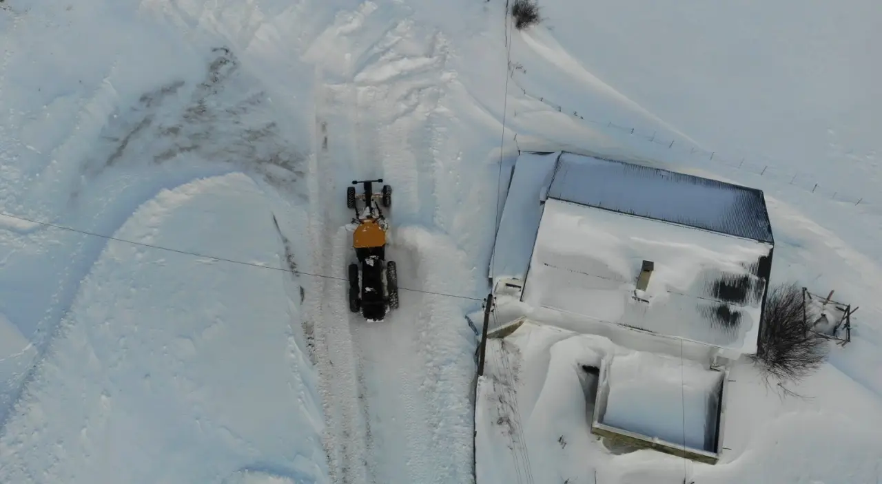 Gümüşhane İl Özel İdaresi'nden Köy Yollarında Kesintisiz Kar Mesaisi 4