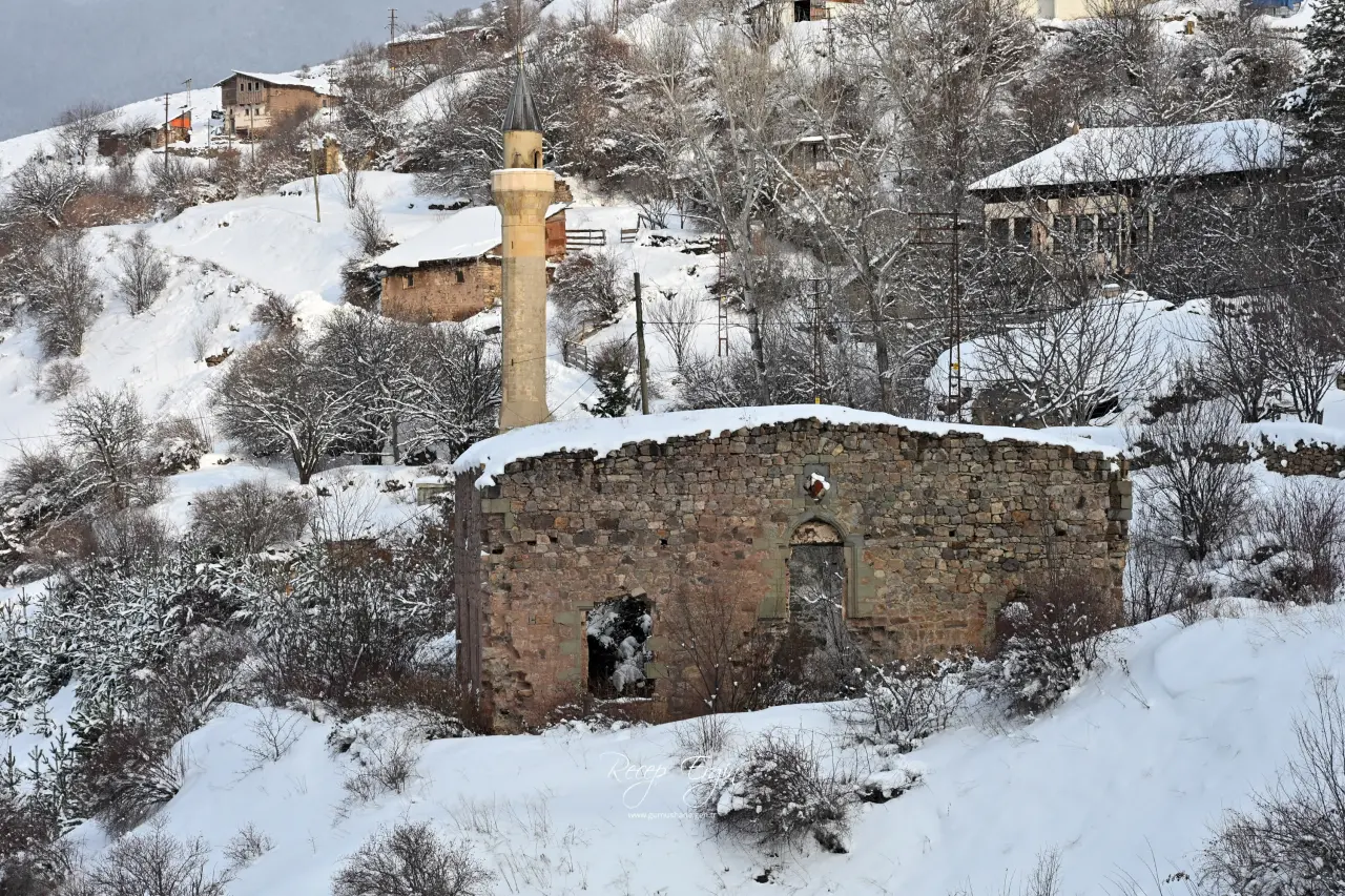 Gümüşhane’de Kar Yağışı Görsel Şölene Dönüştü: Zirveler ve Tarih Beyaza Büründü 26