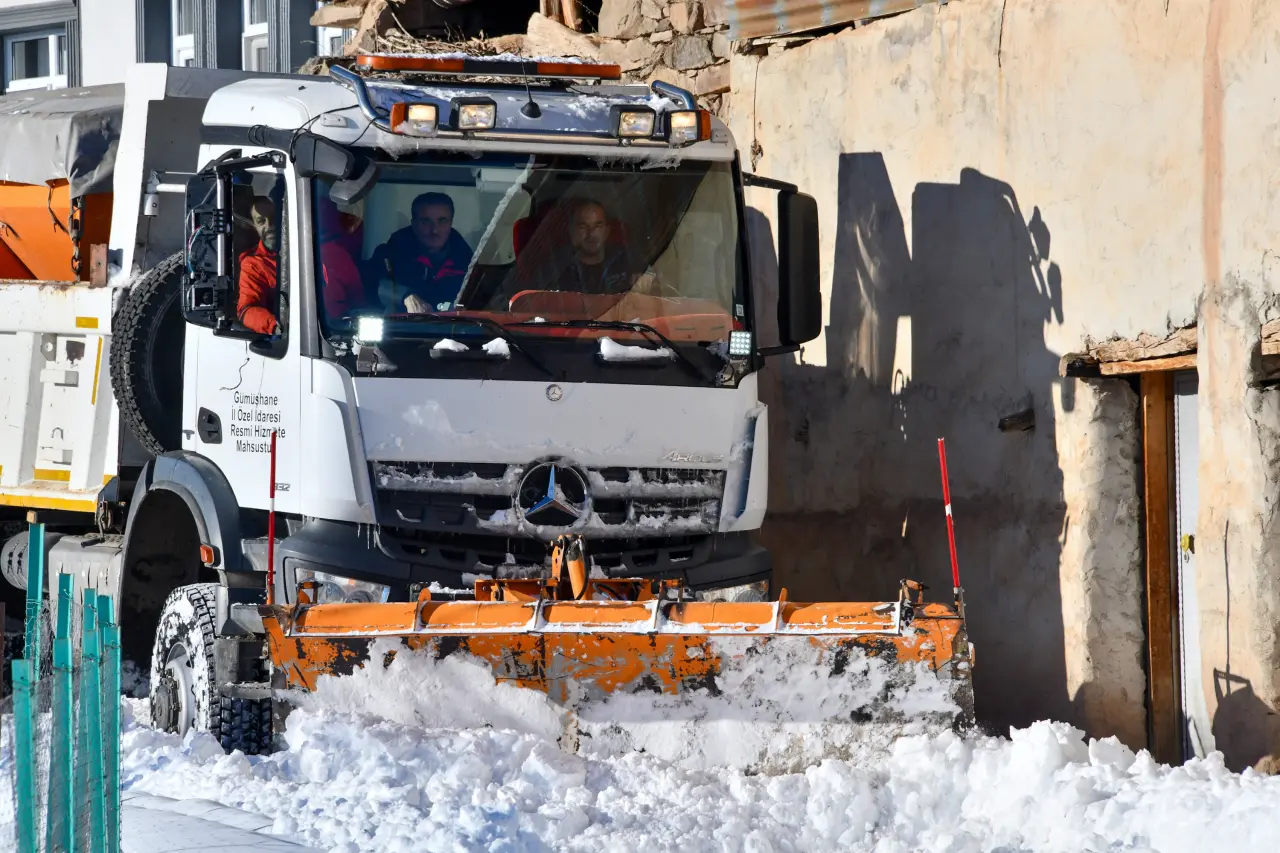 Vali Aydın Baruş kar mücadelesini 1800 metre rakımda inceledi 8