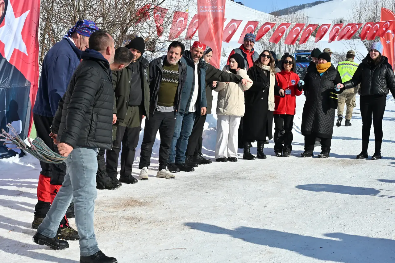 Gümüşhane’de 33. Kar Voleybolu Şenliği, Milli Futbolcu Ahmet Çalık Anısına Düzenlendi 57