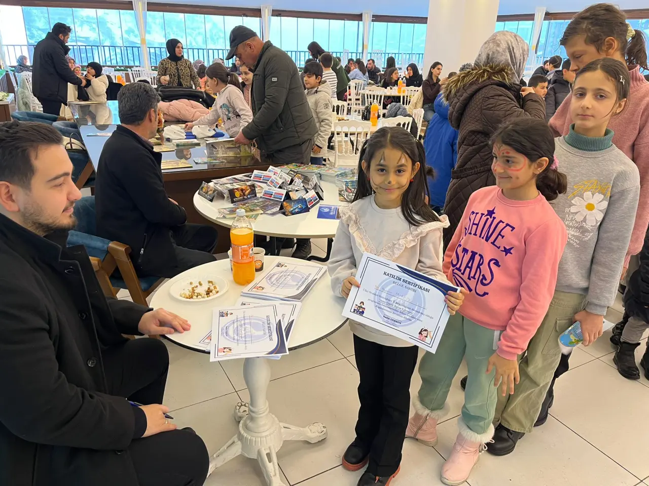 Gümüşhane’de Çocuklar Bu Programda Coştu! Karne Hediyeleri ve Eğlence Bir Arada 29