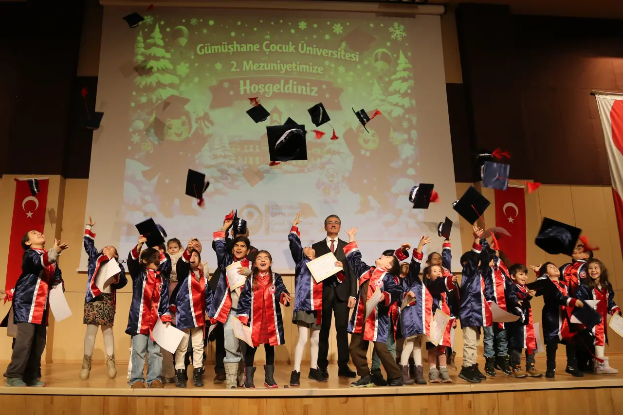 Gümüşhane'de Miniklerin Kep Atma Coşkusu: Geleceğin Bilim İnsanları Diplomalarını Aldı! 39