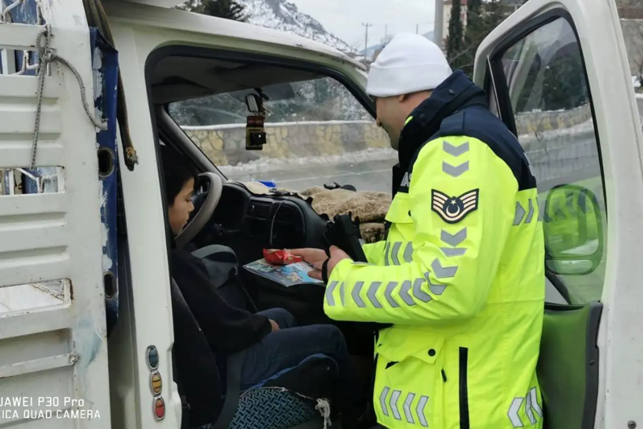 Karnesini alan yola çıktı, ilk tebrik Jandarma’dan geldi 1