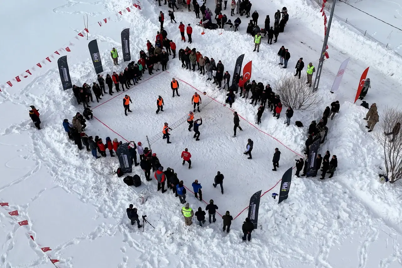 Gümüşhane’de 33. Kar Voleybolu Şenliği, Milli Futbolcu Ahmet Çalık Anısına Düzenlendi 6