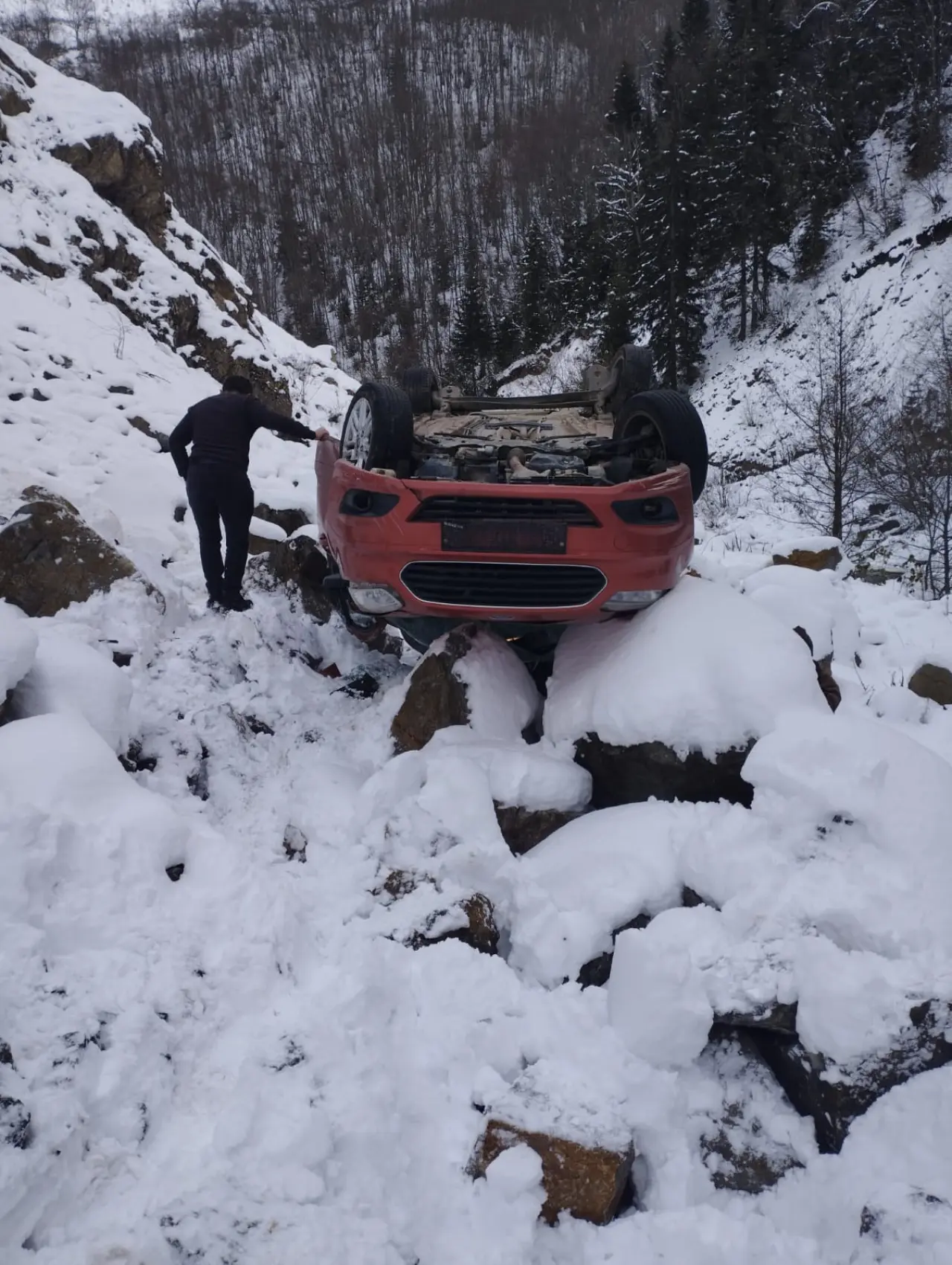 Kürtün’de kamyonet dere yatağına yuvarlandı: 5 yaralı 1