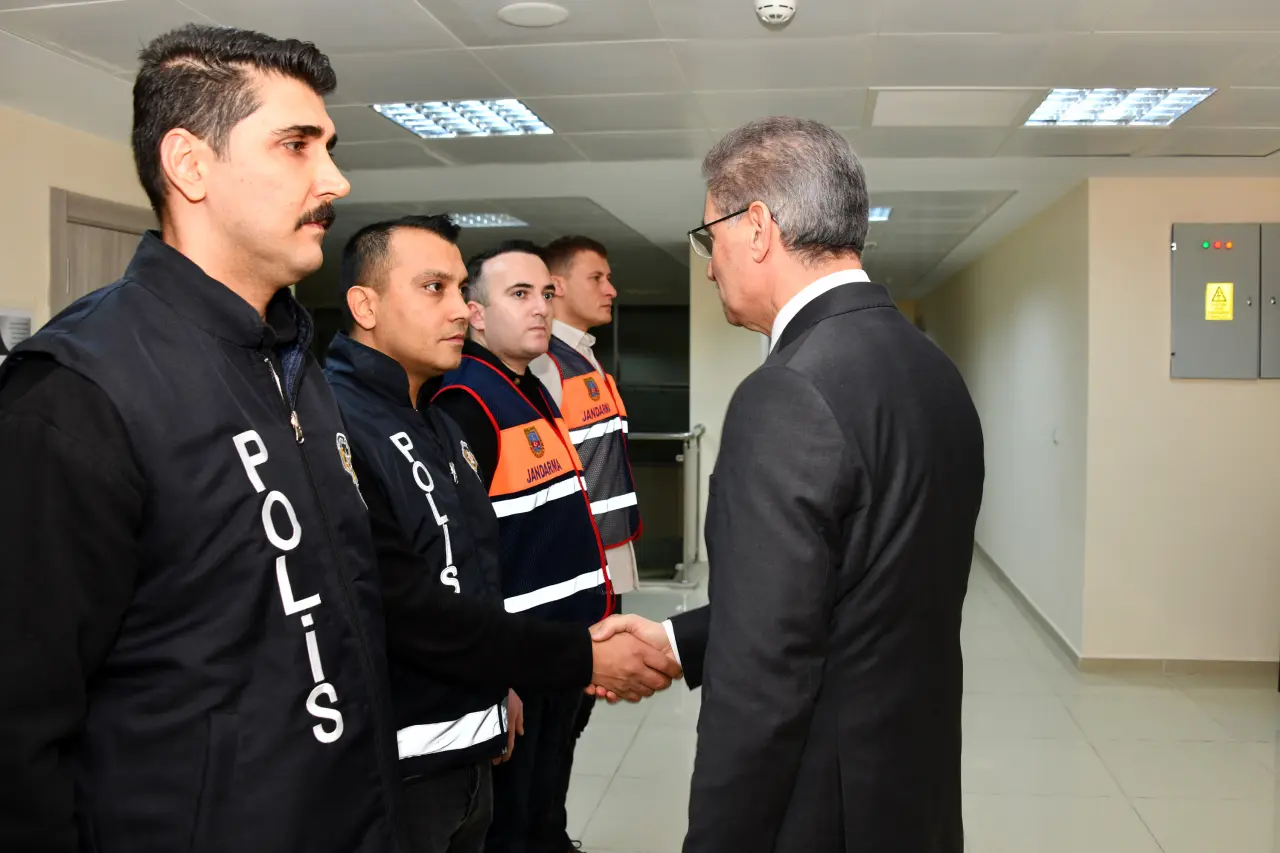 Vali Aydın Baruş, görev başındaki personelin yeni yılını kutladı 11