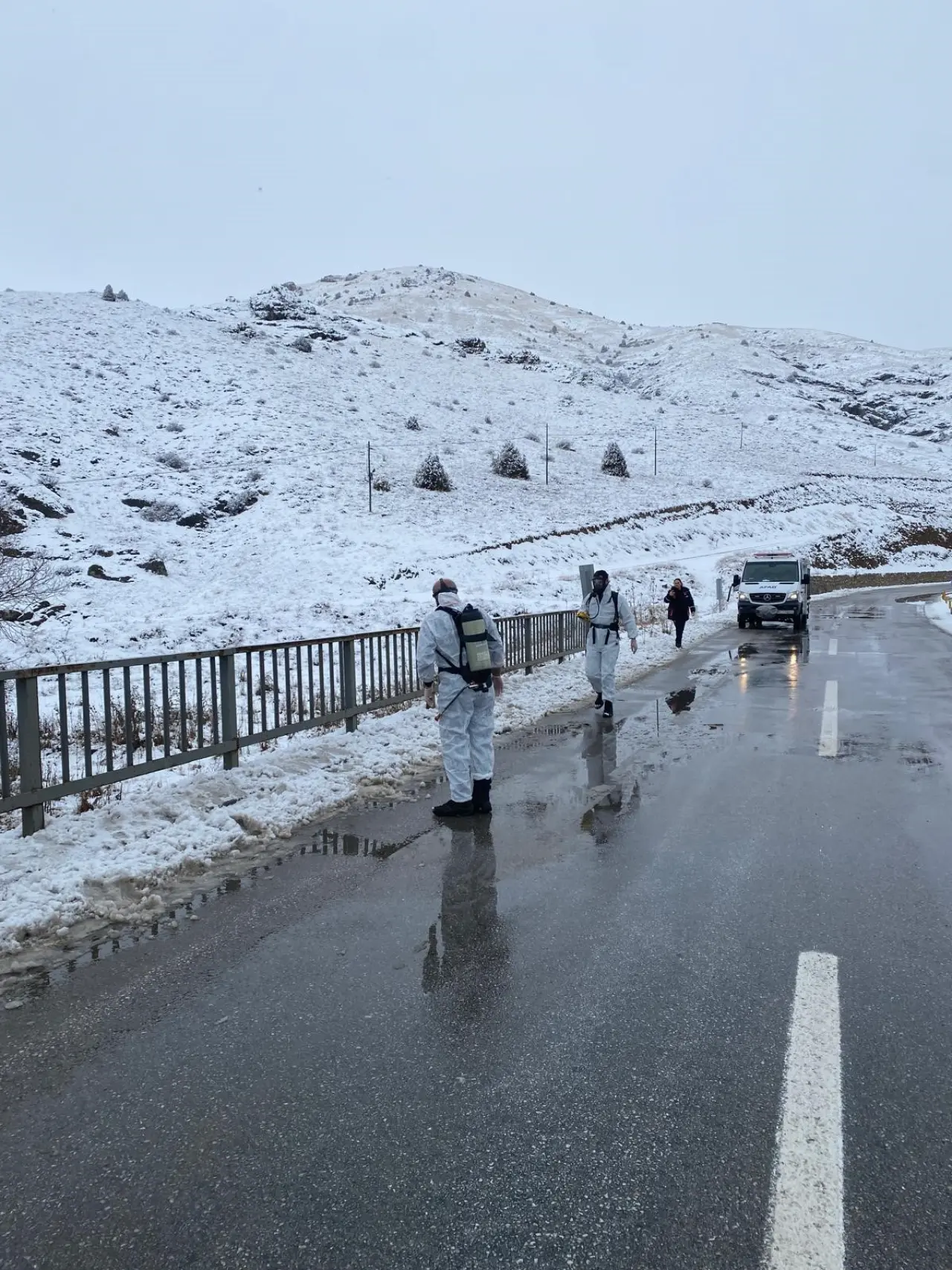 Kelkit-Erzincan yolunda korku dolu anlar! LPG yüklü tanker dereye uçtu 4