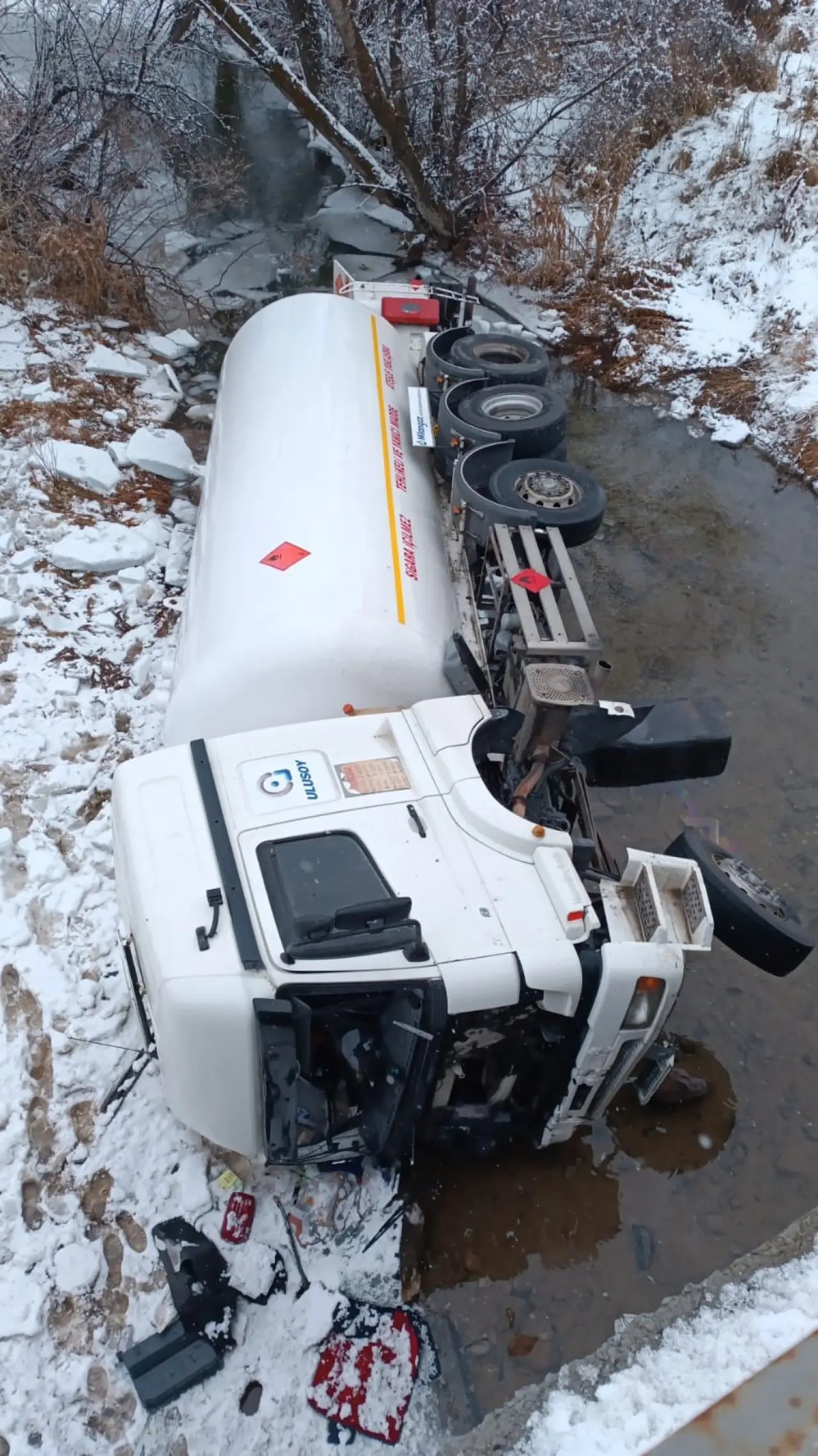Kelkit-Erzincan yolunda korku dolu anlar! LPG yüklü tanker dereye uçtu 6