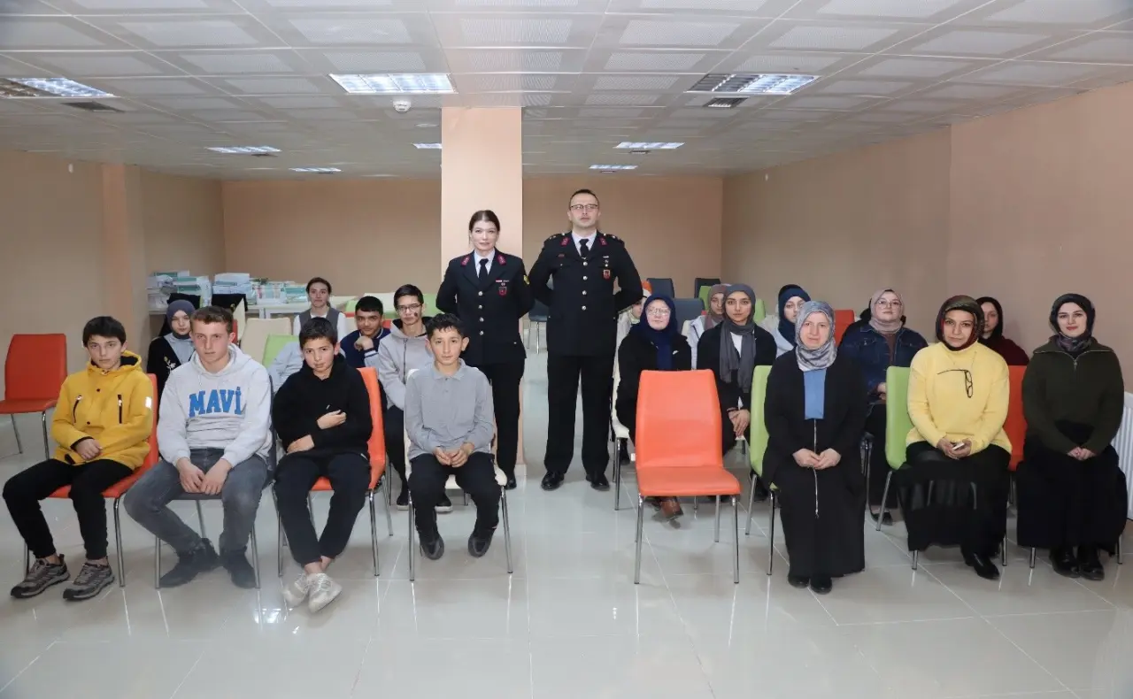 Gençler Dikkat! Jandarma Gümüşhane’deki Okulları Ziyaret Etti: Subay ve Astsubay Olma Fırsatı Kapıda! 5