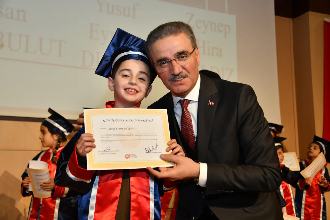 Gümüşhane'de Miniklerin Kep Atma Coşkusu: Geleceğin Bilim İnsanları Diplomalarını Aldı! 29