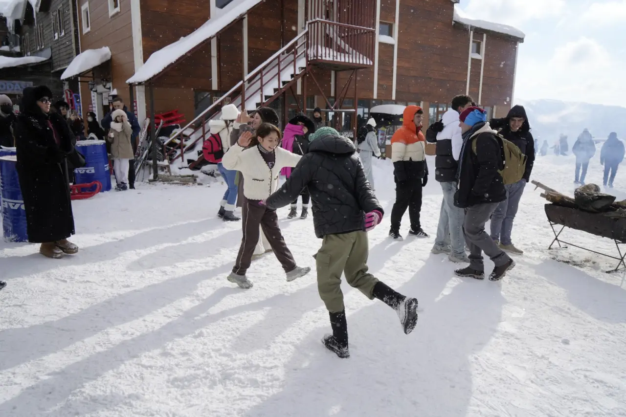 Karnesini Alan Oraya Akın Etti! Zigana Dağı’nda İğne Atsan Yere Düşmüyor 10