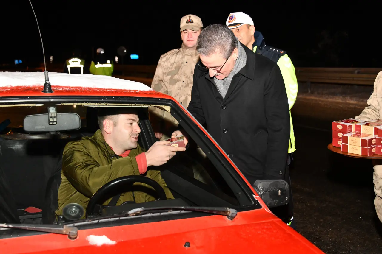 Vali Aydın Baruş, görev başındaki personelin yeni yılını kutladı 2