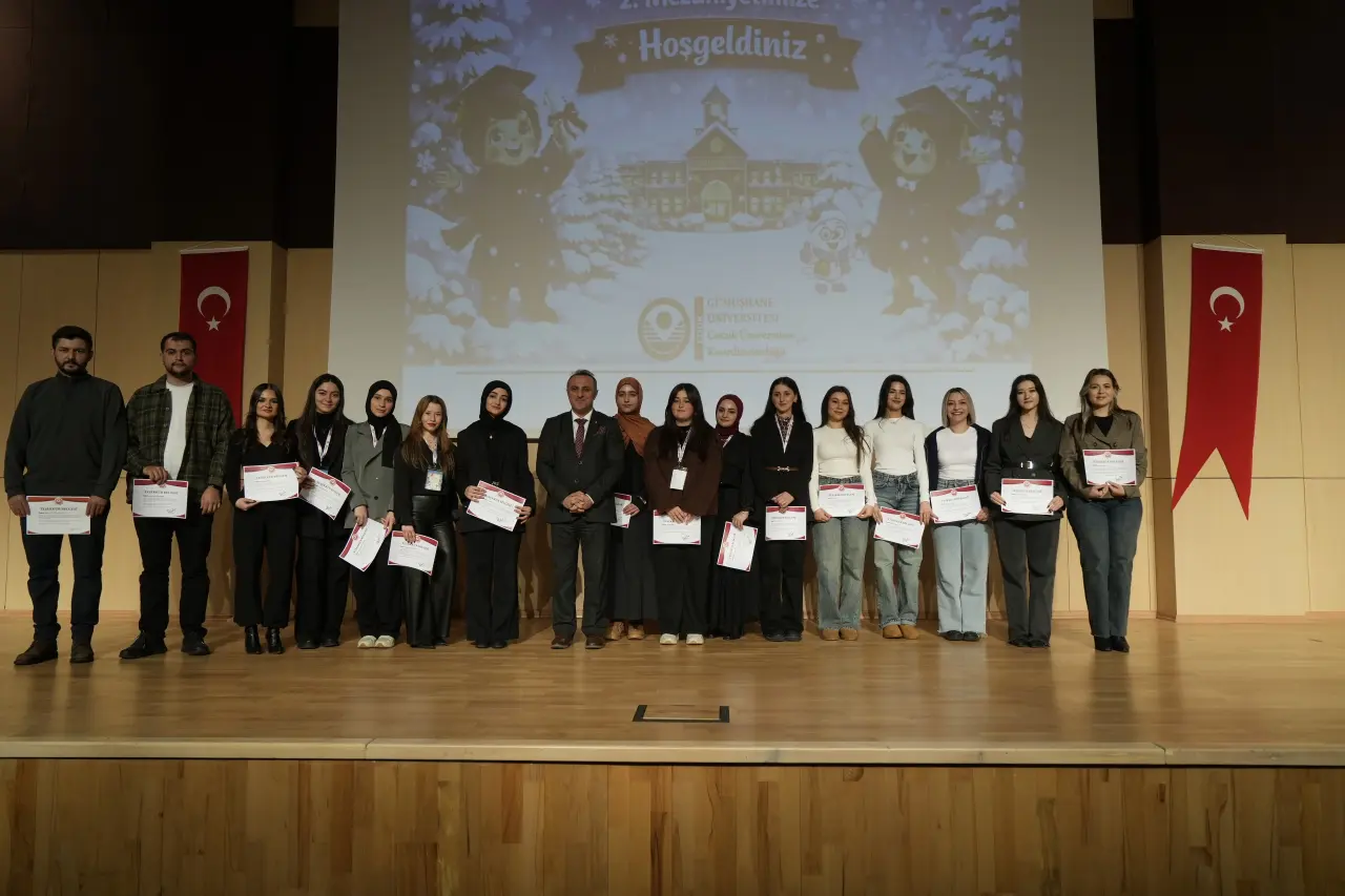 Gümüşhane'de Miniklerin Kep Atma Coşkusu: Geleceğin Bilim İnsanları Diplomalarını Aldı! 1