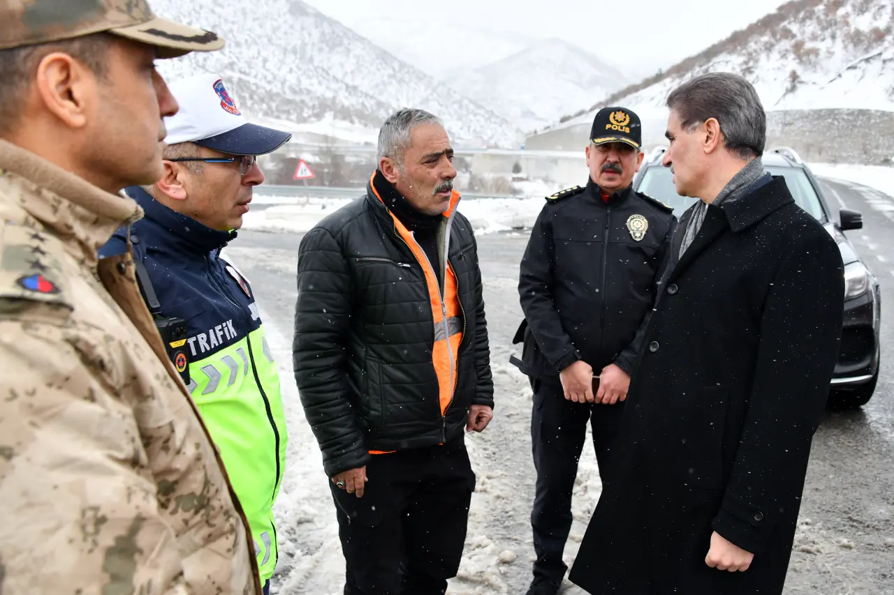 Gümüşhane’de kar nöbeti: Vali Baruş ekiplerle bir araya geldi 7