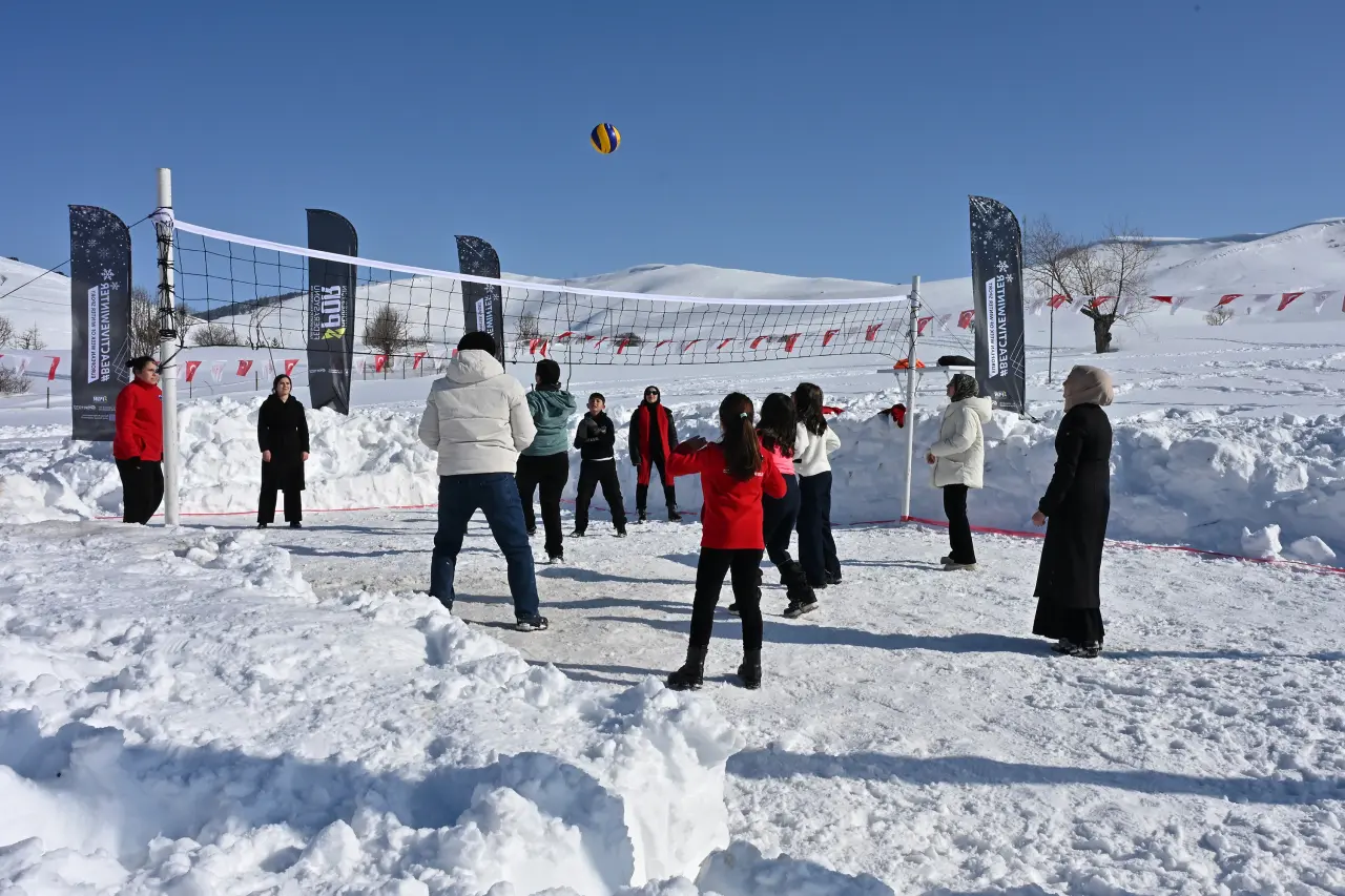 Gümüşhane’de 33. Kar Voleybolu Şenliği, Milli Futbolcu Ahmet Çalık Anısına Düzenlendi 58