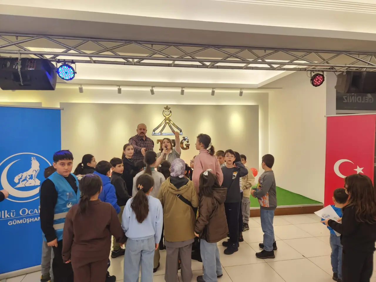 Gümüşhane’de Çocuklar Bu Programda Coştu! Karne Hediyeleri ve Eğlence Bir Arada 12