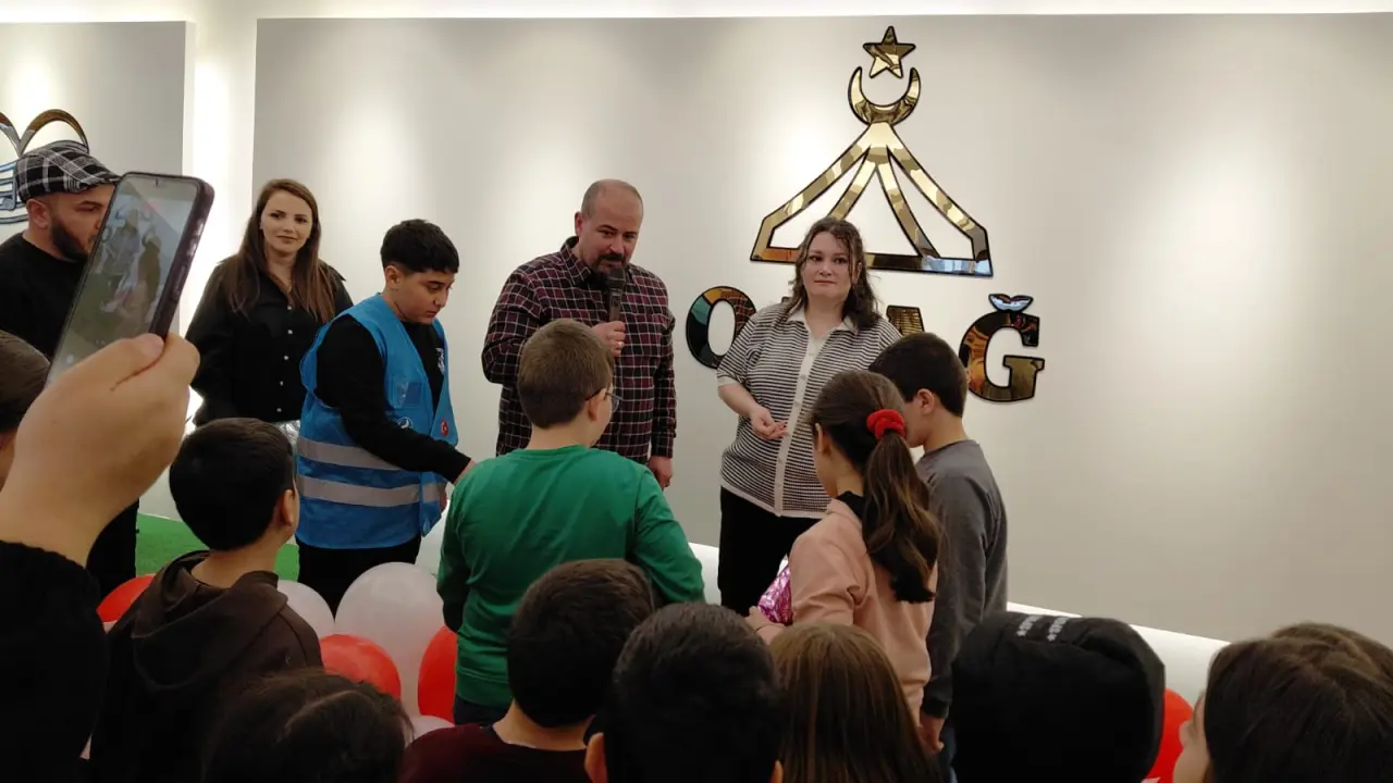 Gümüşhane’de Çocuklar Bu Programda Coştu! Karne Hediyeleri ve Eğlence Bir Arada 16