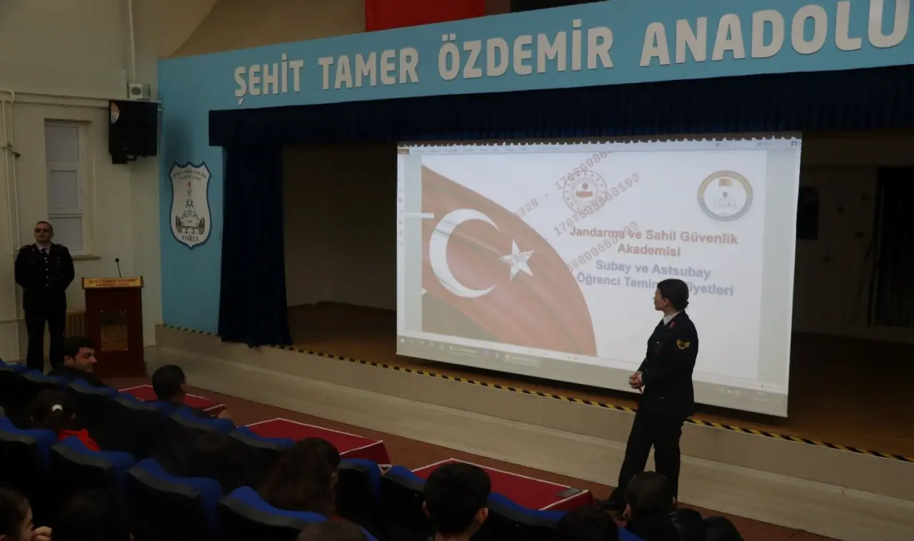 Gençler Dikkat! Jandarma Gümüşhane’deki Okulları Ziyaret Etti: Subay ve Astsubay Olma Fırsatı Kapıda! 3