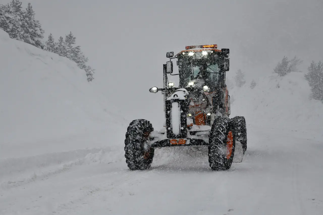 Vali Baruş karla mücadele çalışmalarını denetledi 5