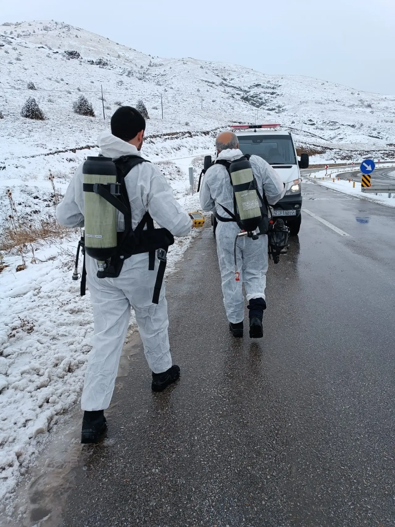 Kelkit-Erzincan yolunda korku dolu anlar! LPG yüklü tanker dereye uçtu 5
