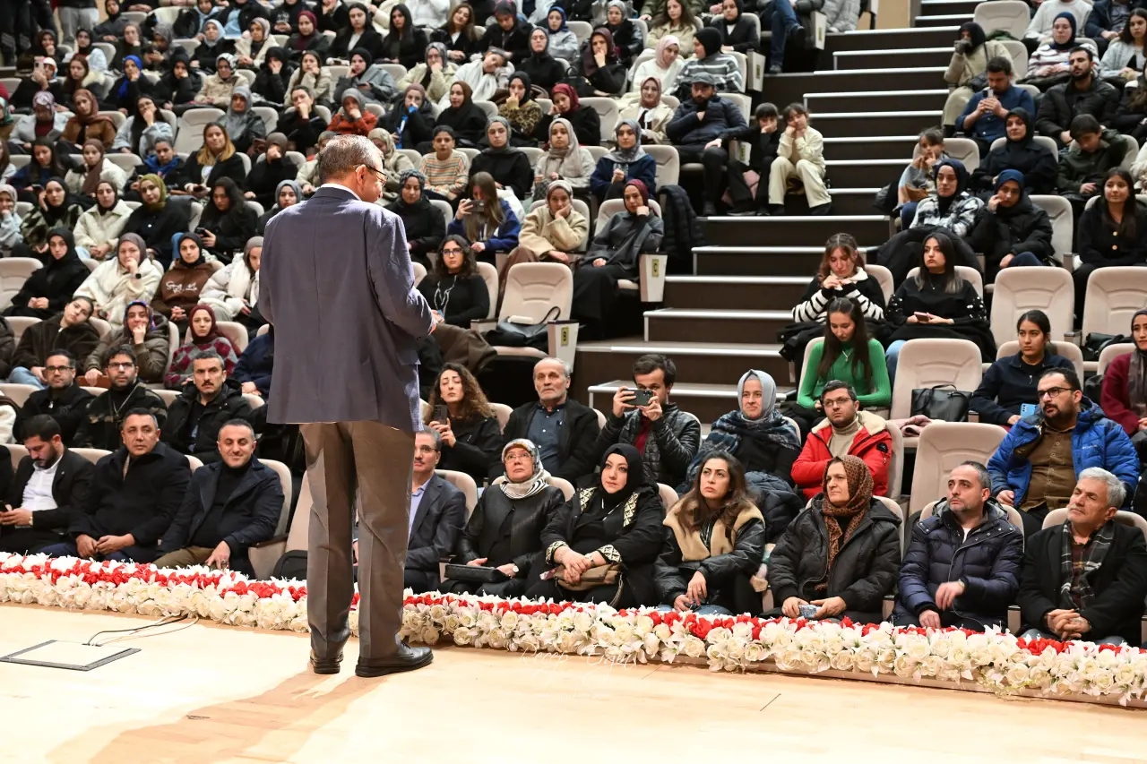 Hayati İnanç’tan Gümüşhane’de gönüllere dokunan sohbet: Son gülen iyi güler 35