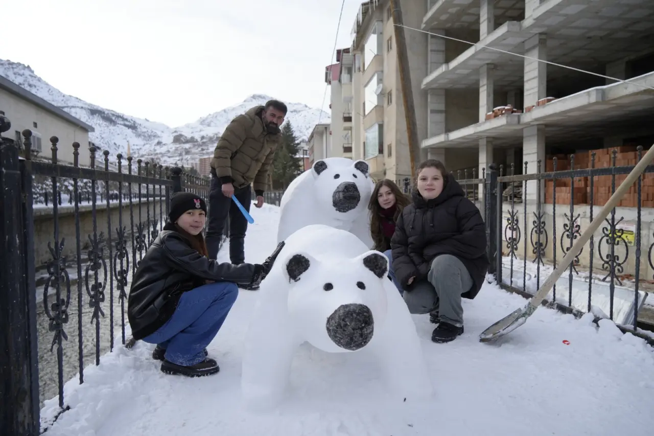 Gümüşhaneli Tır Şoföründen Kar Sanatı: Anne ve Yavru Ayı Figürü Büyük İlgi Gördü 5