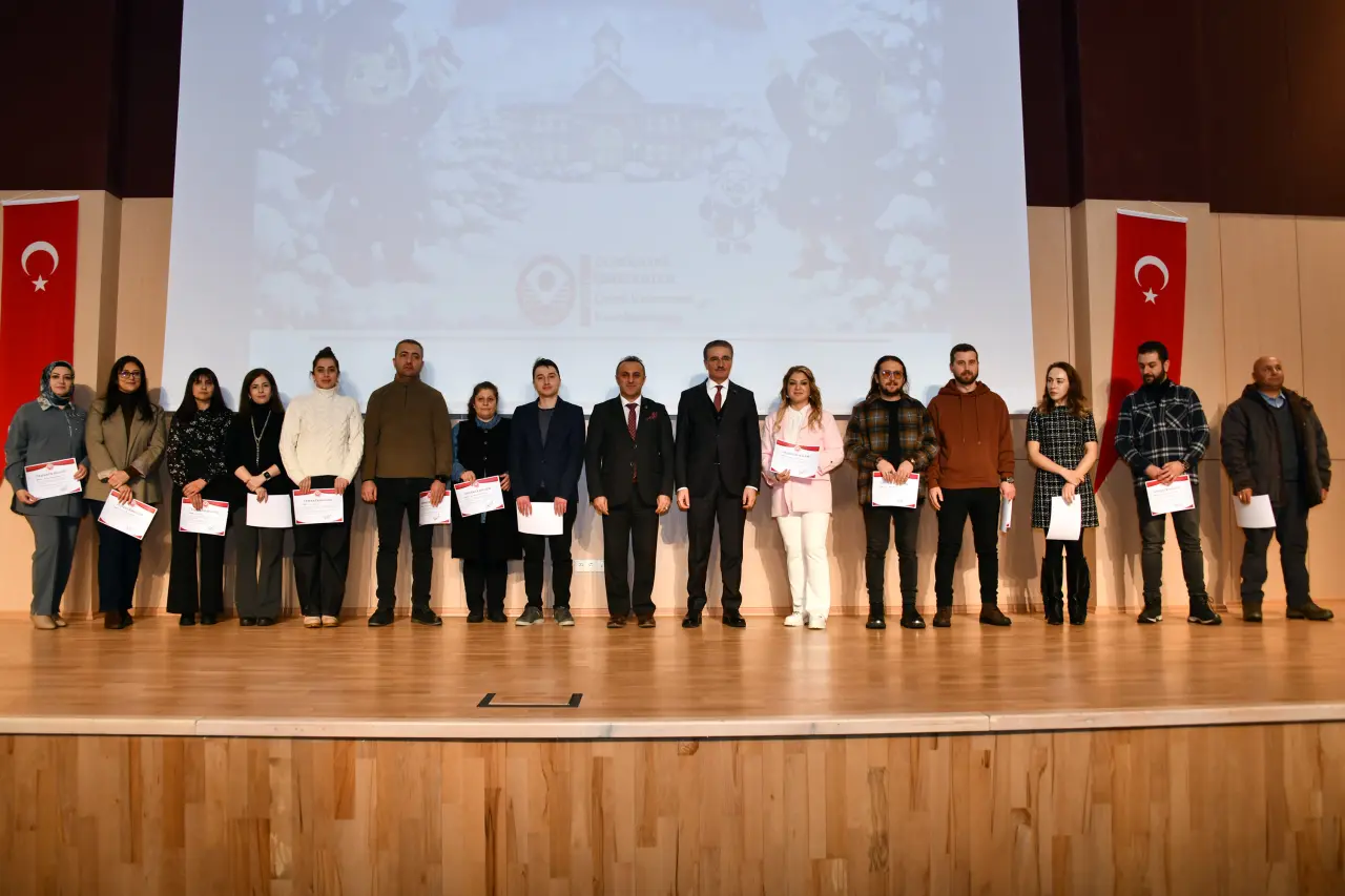 Gümüşhane'de Miniklerin Kep Atma Coşkusu: Geleceğin Bilim İnsanları Diplomalarını Aldı! 6