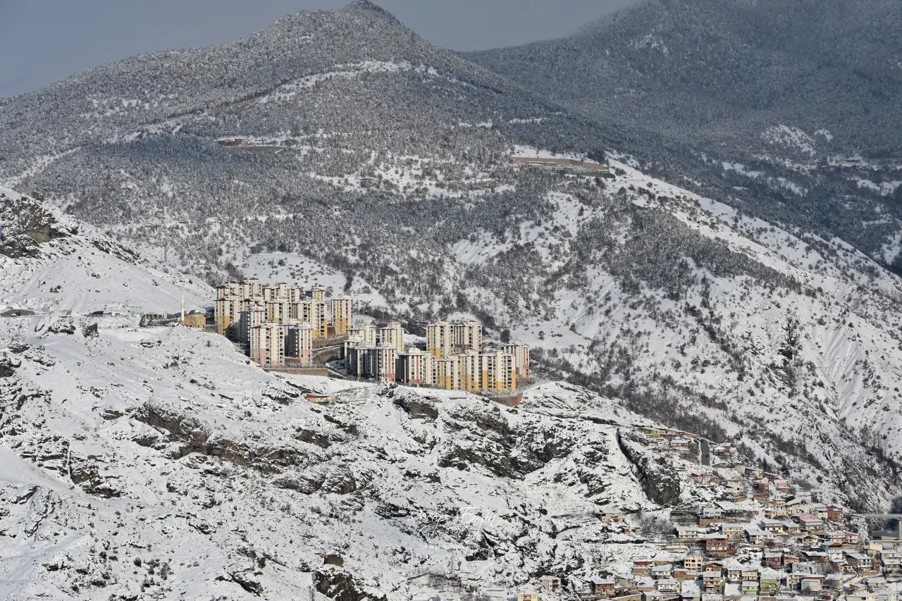 Gümüşhane’de Kar Yağışı Görsel Şölene Dönüştü: Zirveler ve Tarih Beyaza Büründü 13