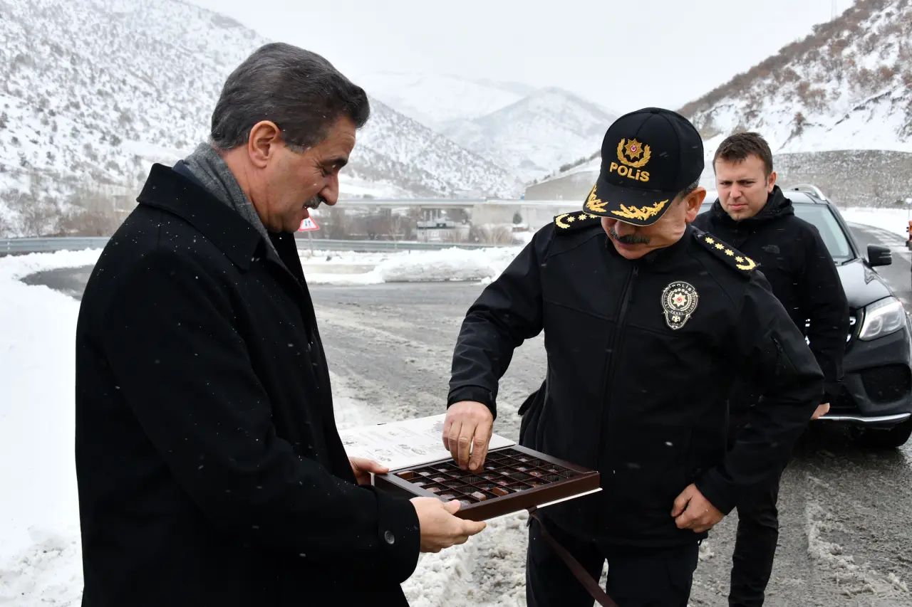 Gümüşhane’de kar nöbeti: Vali Baruş ekiplerle bir araya geldi 13