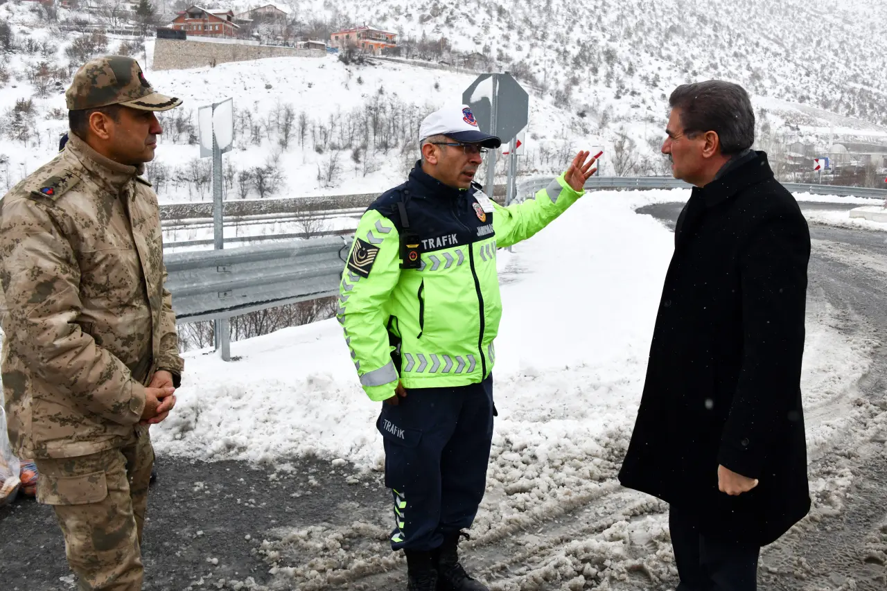 Gümüşhane’de kar nöbeti: Vali Baruş ekiplerle bir araya geldi 4