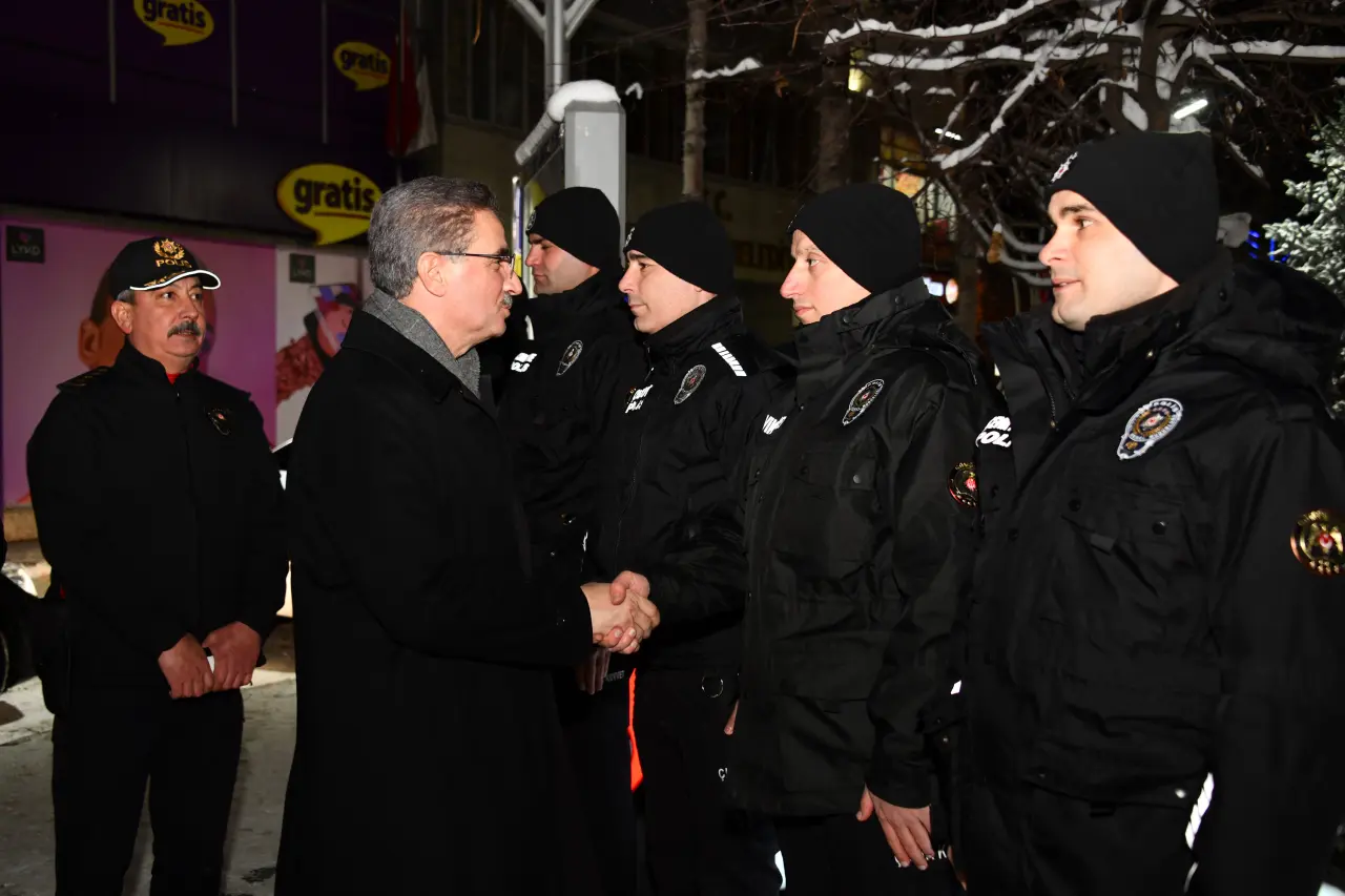Vali Aydın Baruş, görev başındaki personelin yeni yılını kutladı 12