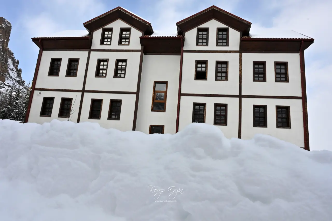 Gümüşhane’de Kar Yağışı Görsel Şölene Dönüştü: Zirveler ve Tarih Beyaza Büründü 27