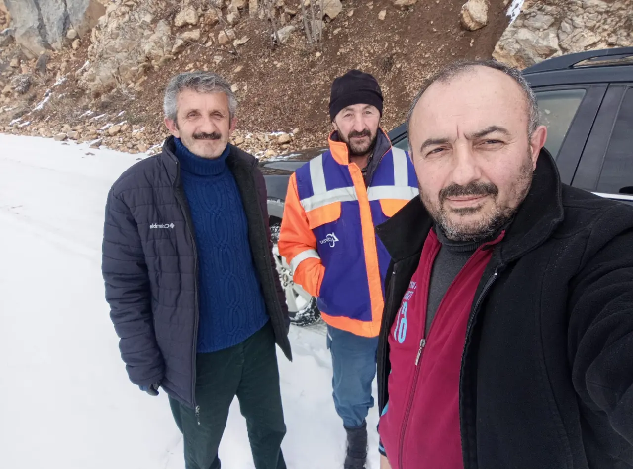 Karadenizli zekası Torul'da sahneye çıktı: Kardan kapanan yola pratik çözüm 6