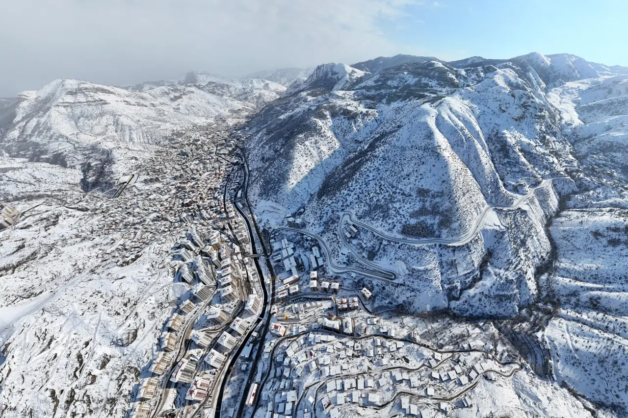 Gümüşhane’de Kar Yağışı Görsel Şölene Dönüştü: Zirveler ve Tarih Beyaza Büründü 4