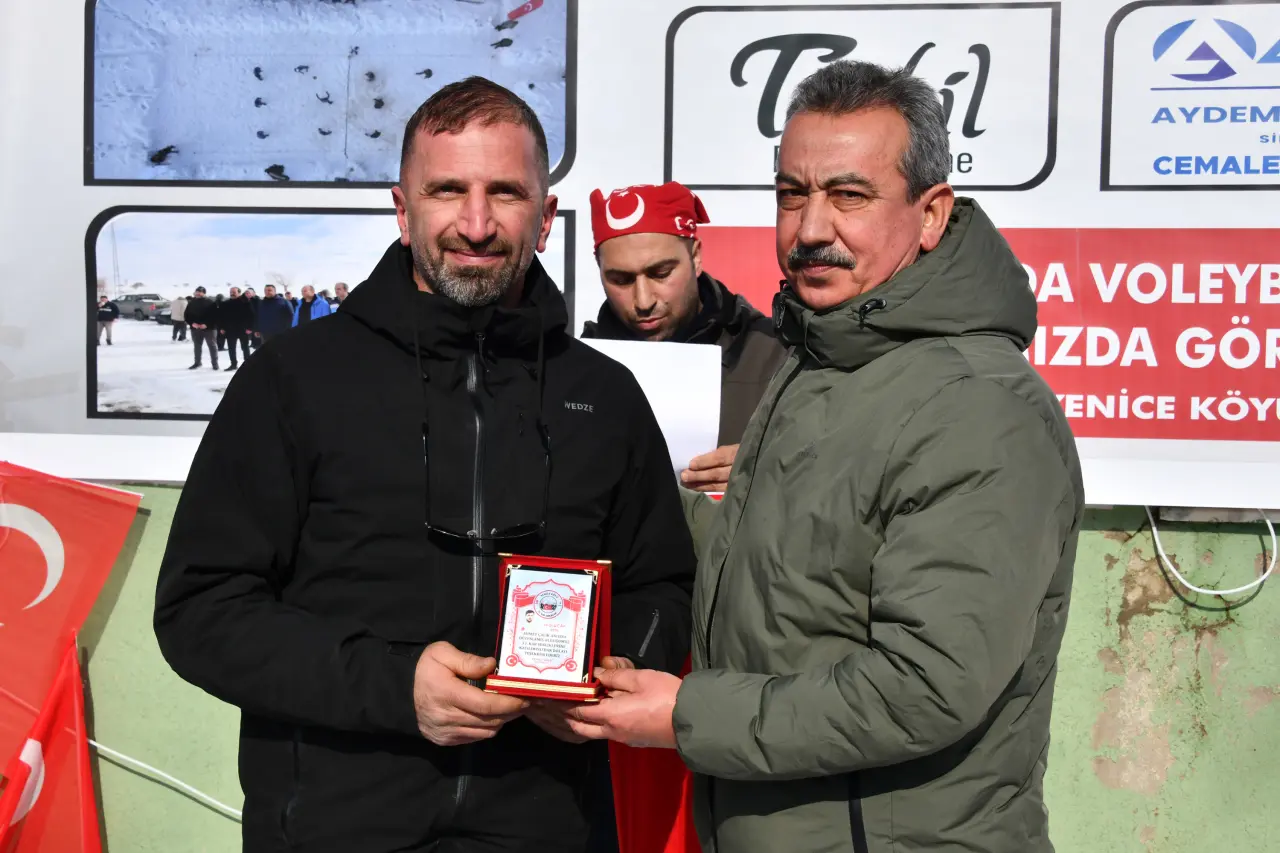Gümüşhane’de 33. Kar Voleybolu Şenliği, Milli Futbolcu Ahmet Çalık Anısına Düzenlendi 31