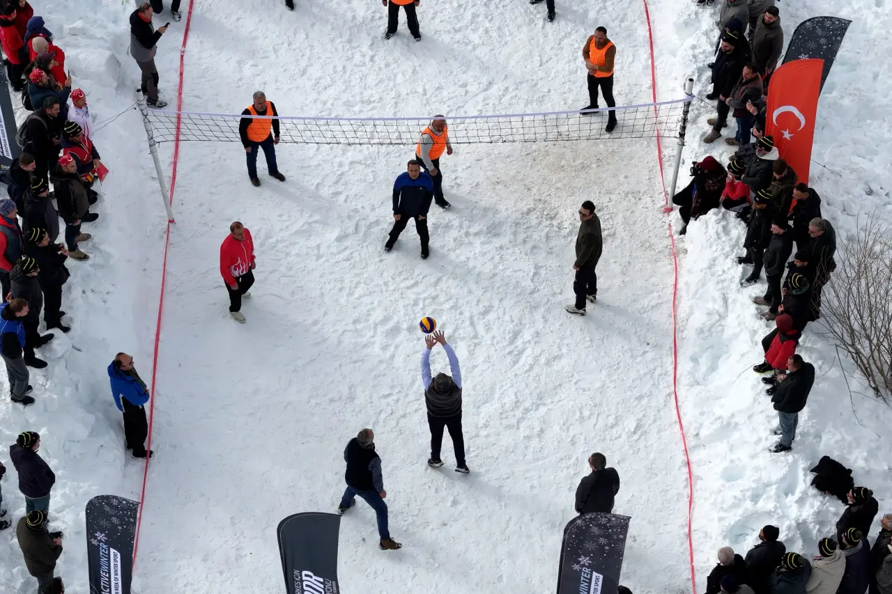 Gümüşhane’de 33. Kar Voleybolu Şenliği, Milli Futbolcu Ahmet Çalık Anısına Düzenlendi 7