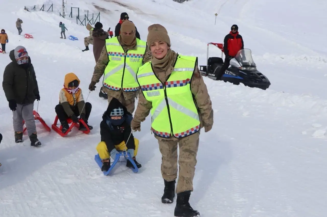 Zigana’da vefa programı: Jandarma şehit ailelerini ve gazileri misafir etti 13