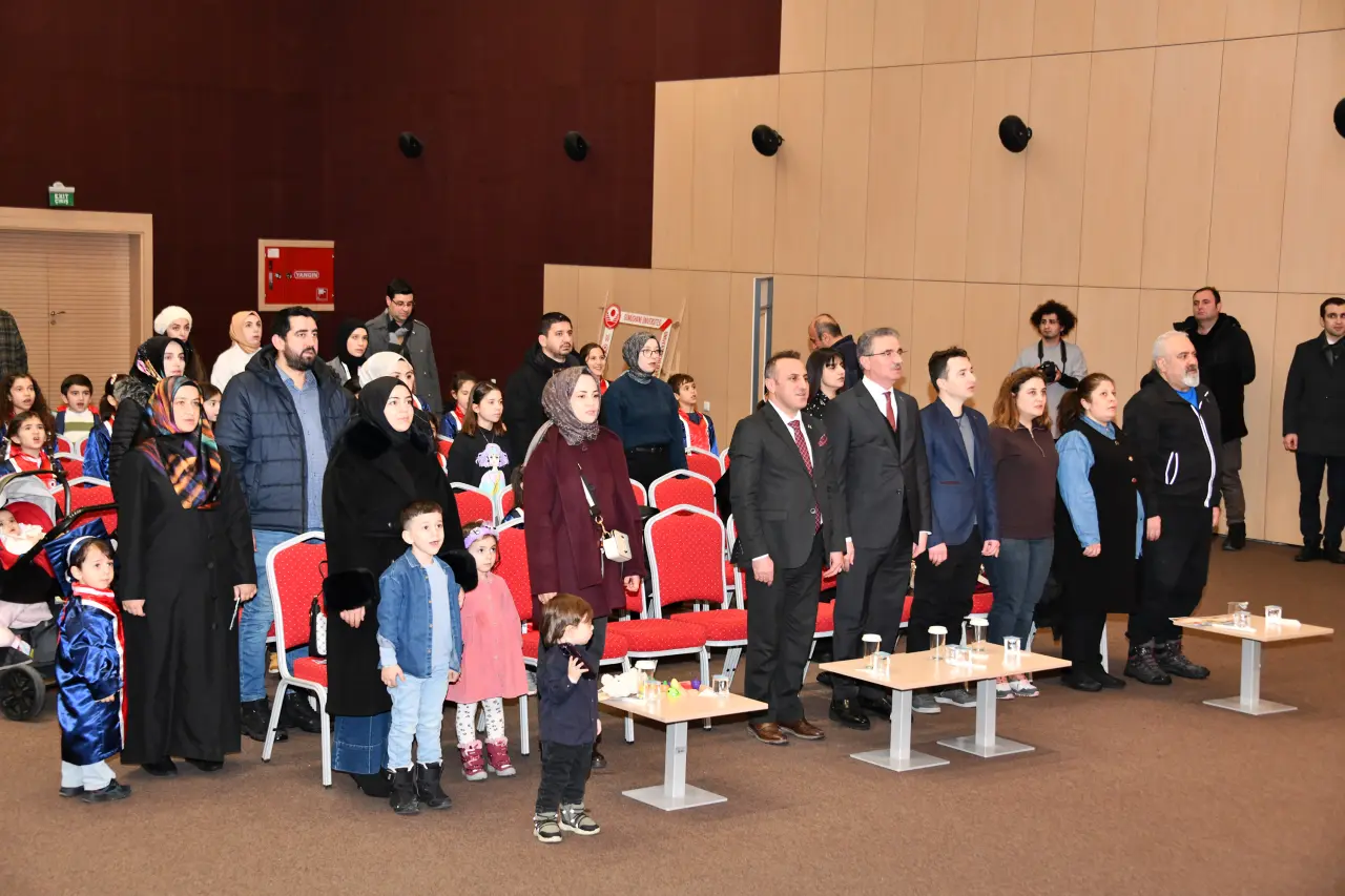 Gümüşhane'de Miniklerin Kep Atma Coşkusu: Geleceğin Bilim İnsanları Diplomalarını Aldı! 14